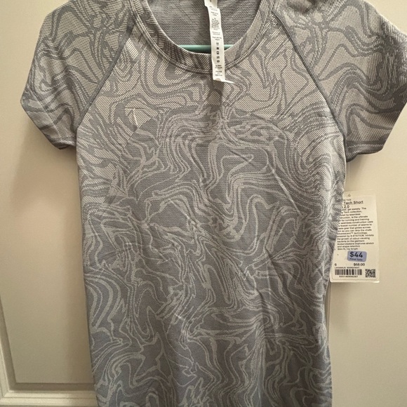 lululemon athletica Gray Short Sleeve Tee - Picture 1 of 4